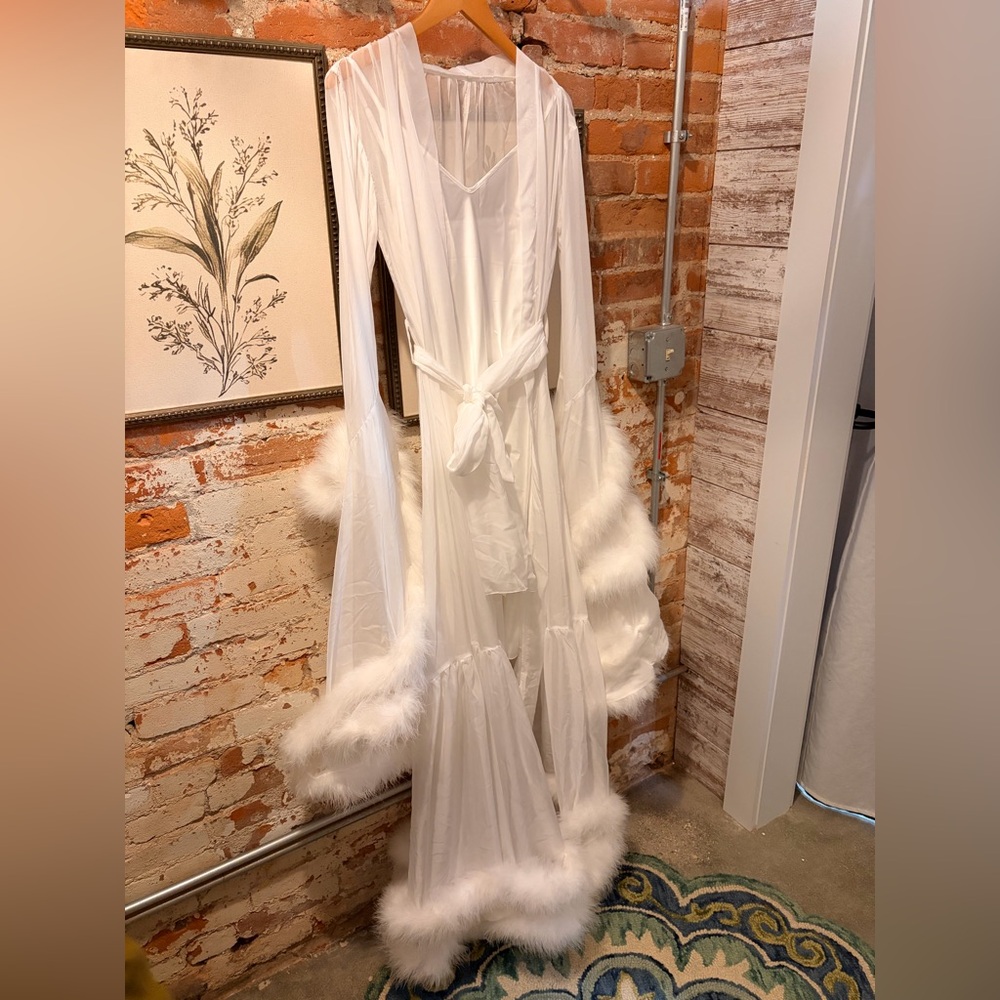 Luxurious White Feather Trim Robe